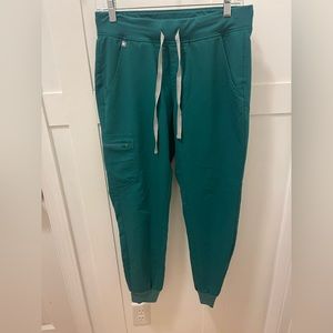 Women’s figs scrub jogger in size small, color hunter green
